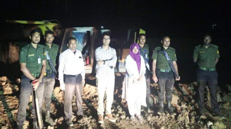 লোহাগাড়ায় টপসয়েল কাটায় দুই লাখ টাকা জরিমানা, দুই ডাম্পার ও স্কেভেটর জব্দ