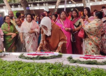 টুঙ্গিপাড়ায় বঙ্গবন্ধুর সমাধিসৌধে অর্থ প্রতিমন্ত্রী ওয়াসিকা আয়শার শ্রদ্ধা নিবেদন