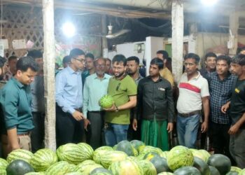 ফিরিঙ্গিবাজারে তরমুজের ক্রয়-বিক্রয় রশিদ না রাখায় দুই প্রতিষ্ঠানকে জরিমানা