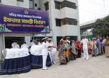 চট্টগ্রাম নৌ অঞ্চলে অসহায় ও দুঃস্থ পরিবারের মাঝে নৌবাহিনীর ইফতার সামগ্রী বিতরণ