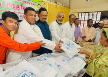 দুই হাজার পরিবারের মাঝে ঈদ উপহার বিতরণ আওয়ামী লীগের নেতা এরশাদুল আমীনের