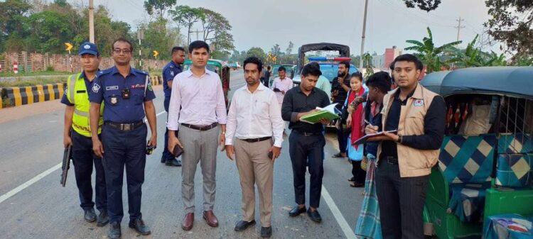 রাউজান ও পটিয়া ক্রসিংয়ে বিআরটিএর অভিযান, জরিমানা ও গাড়ি জব্দ