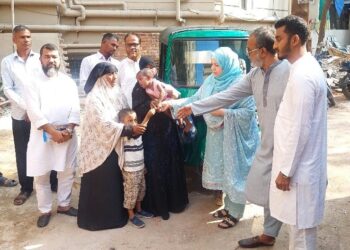 সিলিন্ডার বিস্ফোরণে নিহত সিএনজির চালক সবুরের পরিবারকে পররাষ্ট্রমন্ত্রীর সিএনজি হস্তান্তর