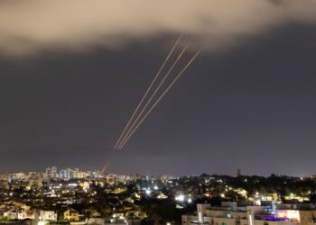 ইসরায়েলে ২০০ ড্রোন ও ক্ষেপণাস্ত্র হামলা ইরানের