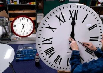 ইউরোপে এক ঘণ্টা এগোল ঘড়ির কাঁটা