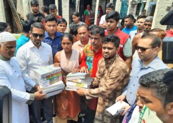 ফিরিঙ্গিবাজারের আগুনে ক্ষতিগ্রস্তদের সহায়তা চট্টগ্রাম জেলা প্রশাসনের