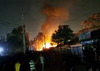 হালিশহরে আগুনে পুড়ল ৪০টি টিনশেড ঘর