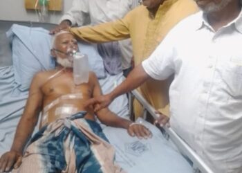 অসুস্থ বীর মুক্তিযোদ্ধা জাকির হোসেনের শয্যাপাশে কমান্ডার মোজাফফর