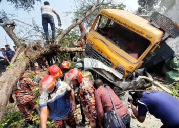 ঝালকাঠিতে ট্রাক, অটোরিকশা ও প্রাইভেট কারের ত্রিমুখী সংঘর্ষে ১৪ জনের মৃত্যু