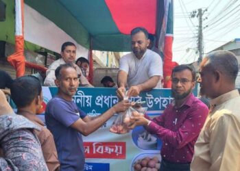 রমজানে চট্টগ্রাম জেলা প্রশাসনের অনন্য উদ্যোগ; স্বল্প দামে দুধ, ডিম, মাংস বিক্রি
