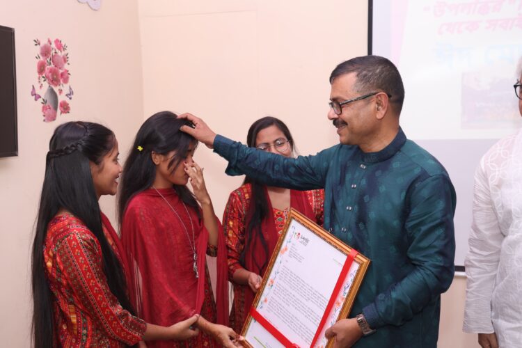‘ঝরা পাতা’য় স্বজনহারা শিশুদের সাথে সিএমপির কমিশনারের ঈদ শুভেচ্ছা বিনিময়