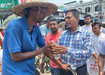 চকবাজারে পানি ও খাওয়ার স্যালাইন বিতরণ কাউন্সিলর শহিদুলের