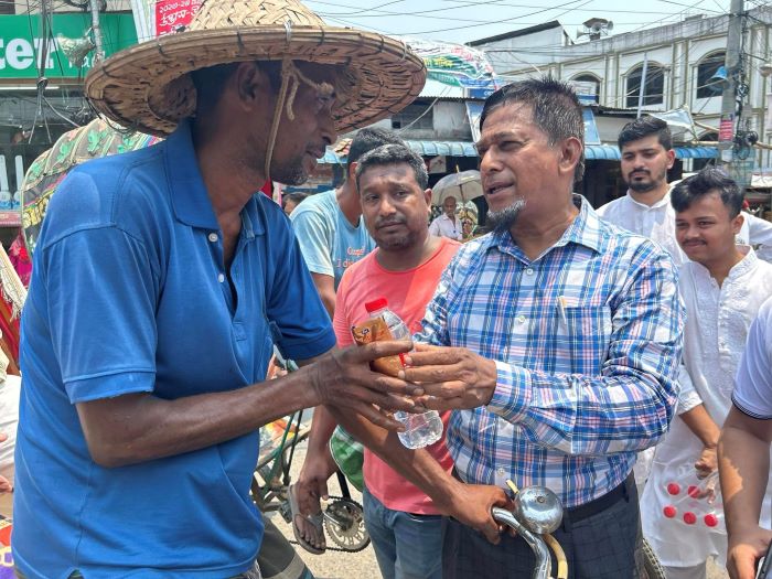 চকবাজারে পানি ও খাওয়ার স্যালাইন বিতরণ কাউন্সিলর শহিদুলের