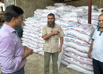 বহদ্দারহাটে ফার্নিচার কারখানায় মজুদকৃত অবৈধ ৬০০ বস্তা চিনি জব্দ