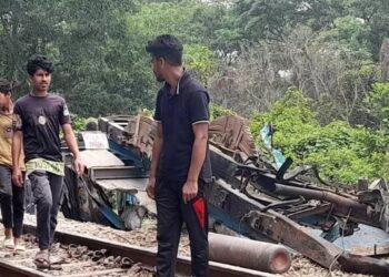 ফেনীতে বালুবাহী ট্রাককে ট্রেনের ধাক্কা, দুইজনের মৃত্যু