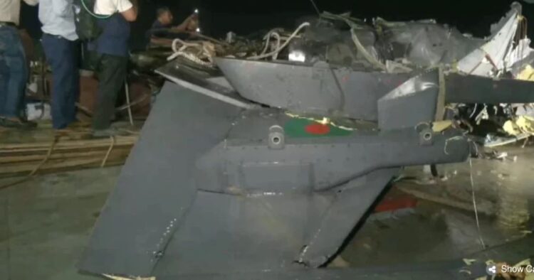 বিধ্বস্ত প্রশিক্ষণ বিমানটি কর্ণফুলী নদী থেকে উদ্ধার