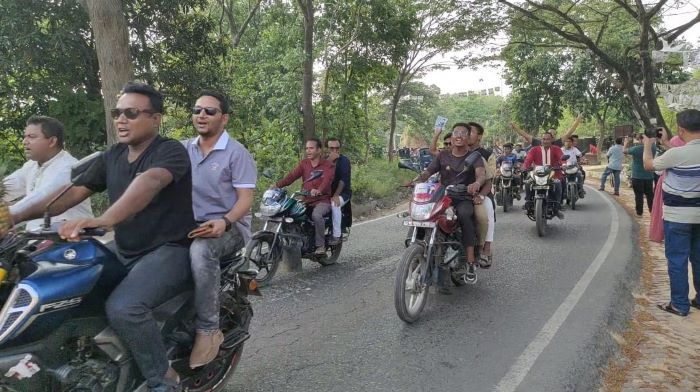 মাটিরাঙ্গায় চেয়ারম্যান প্রার্থী রফিকের আনারস প্রতীকের সমর্থনে যুবলীগের মোটর সাইকেল শোভাযাত্রা