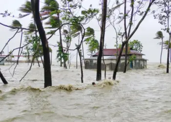 উপকূল অতিক্রম করে ঘূর্ণিঝড় ‘রিমাল’ এর কেন্দ্র কয়রায় অবস্থান করছে