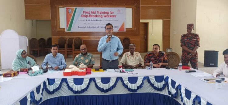 জাহাজভাঙা শ্রমিকদের প্রাথমিক চিকিৎসা প্রশিক্ষণ খুবই গুরুত্বপূর্ণ