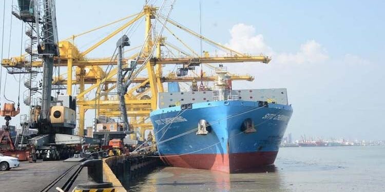 ঘূর্ণিঝড় রেমাল/চট্টগ্রাম বন্দরে সর্বোচ্চ অ্যালার্ট-৪ জারি, বিমানবন্দর বন্ধ থাকবে আট ঘণ্টা