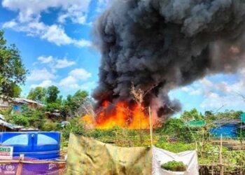 উখিয়ায় রোহিঙ্গা ক্যাম্পে আগুন, দোকানসহ পাঁচ শতাধিক ঘর পুড়ে ছাই