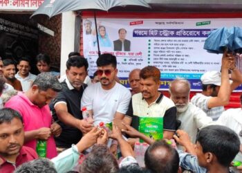 বাকলিয়ায় পানি-স্যালাইন বিতরণ সমাজসেবক মোহাম্মদ মাঈনুল কামালের