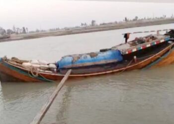 বঙ্গোপসাগরে লবণবাহী দশ ট্রলার ডুবি, উদ্ধার ৩৪