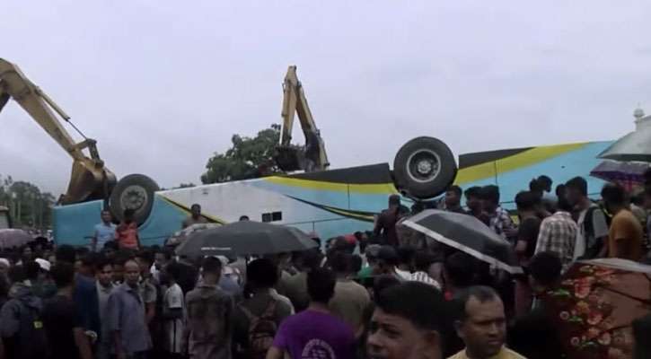 সীতাকুন্ডে যাত্রীবাহী বাস উল্টে নিহত এক ও আহত ১৫