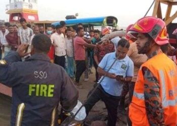 কর্ণফুলীতে নৌকায় ফেরির ধাক্কা, পল্লী বিদ্যুৎ সমিতির সভাপতিসহ দুই যাত্রী নিখোঁজ