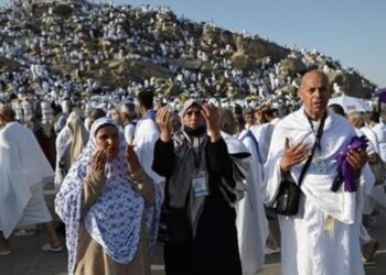 হজের চূড়ান্ত পর্বে আরাফাত পর্বতে ফিলিস্তিনিদের জন্য প্রার্থনা হজযাত্রীদের