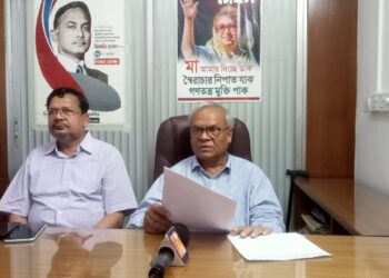 ব্যাংকের স্টাফদের মাছি মারা ছাড়া এ মুহূর্তে কাজ নেই