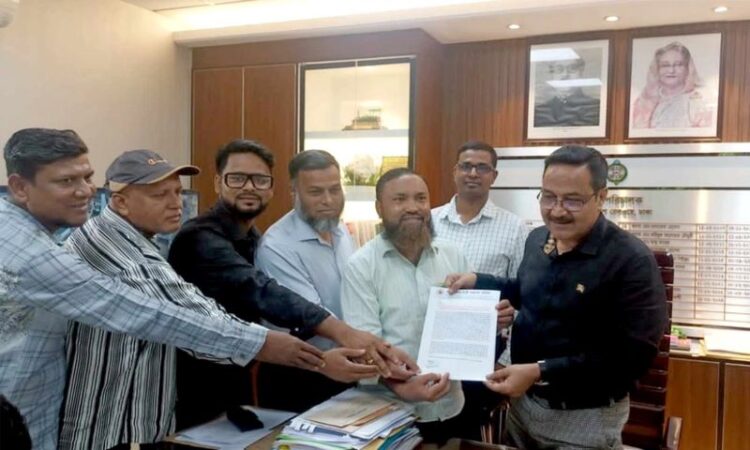 চট্টগ্রাম-কক্সবাজার স্পেশাল ট্রেন নিয়মিত চালু রাখার দাবিতে স্মারকলিপি