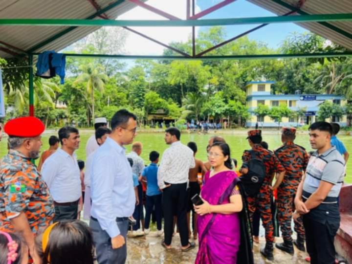 সীতাকুণ্ডে উপজেলা প্রশাসনের উদ্যোগে শিক্ষার্থীদের সাঁতার প্রশিক্ষণ