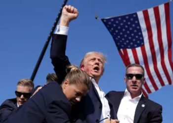 নির্বাচনী সমাবেশে ট্রাম্পের উপর প্রাণঘাতী হামলা