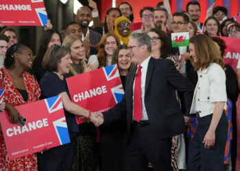 যুক্তরাজ্যে লেবার পার্টির নিরঙ্কুশ জয়