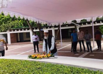 বঙ্গবন্ধুর সমাধিতে চুয়েটের উপ-উপাচার্যের শ্রদ্ধা