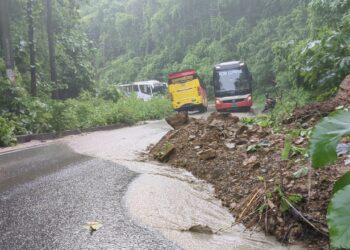 খাগড়াছড়িতে পাহাড় ধস: ঢাকা-চট্টগ্রামের সাথে সড়ক যোগাযোগ ফের স্বাভাবিক