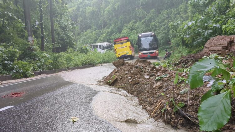 খাগড়াছড়িতে পাহাড় ধস: ঢাকা-চট্টগ্রামের সাথে সড়ক যোগাযোগ ফের স্বাভাবিক