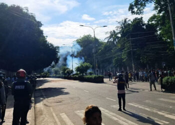 ঢাবিতে কোটা আন্দোলনকারীদের মিছিলে পুলিশের হামলা