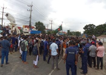 সীতাকুণ্ডে রেলপথ ও মহাসসড়ক অবরোধ আইআইইউসির শিক্ষার্থীদের; বিক্ষোভ