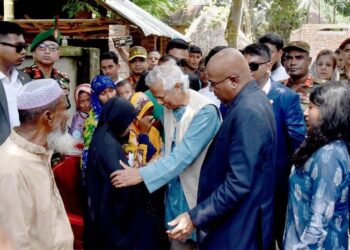 আবু সাঈদের বাসায় গিয়ে তার বাবা-মাকে সান্ত্বনা দিলেন ইউনূস