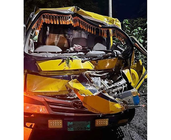 মিরসরাইয়ে চবির ত্রাণবাহী ট্রাক দূর্ঘটনায় ১২ শিক্ষার্থী আহত