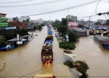 বন্যায় ঢাকা-চট্টগ্রামের মহাসড়কে যান চলাচল ব্যাহত; রেলপথ বন্ধ