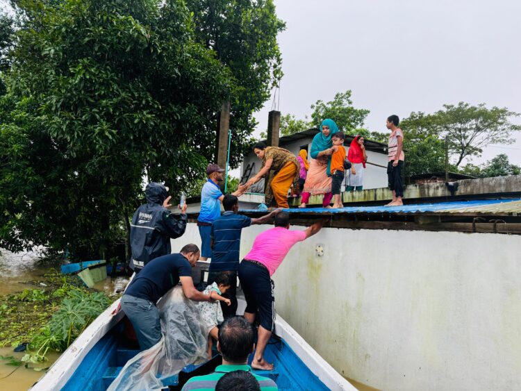 ফেনীর বন্যা পরিস্থিতি: পানি কমছে পরশুরাম ও ছাগলনাইয়ায়, নতুন করে সদর উপজেলা প্লাবিত