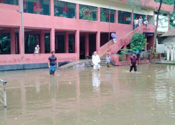 লক্ষ্মীপুরের দুই শতাধিক গ্রাম প্লাবিত: পানিবন্দি প্রায় চার লাখ মানুষ