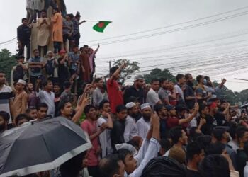চট্টগ্রামে পুলিশের বাধা উপেক্ষা করে শিক্ষার্থী-অভিভাবকদের বিক্ষোভ