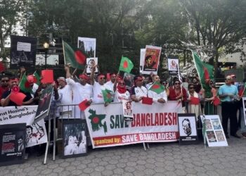 কোটা আন্দোলনে সংহতি প্রকাশ: জাতিসংঘ ভবনের সামনে প্রবাসী বাংলাদেশীদের বিক্ষোভ