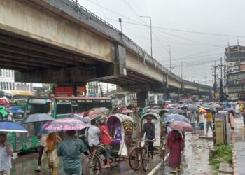 বৃষ্টির পানিতে ডুবেছে চট্টগ্রাম সিটির নিচু এলাকা; পাহাড় ধসের শঙ্কা