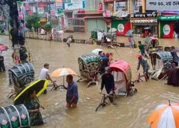 টানা বৃষ্টিতে চট্টগ্রাম সিটিতে জলাবদ্ধতা; প্রস্তুত ২৩৯ আশ্রয়কেন্দ্র ও ২৯০ মেডিকেল টিম