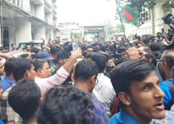 এইচএসসি পরীক্ষা বাতিলের দাবিতে সচিবালয়ে ঢুকে পড়ল হাজারো পরীক্ষার্থী